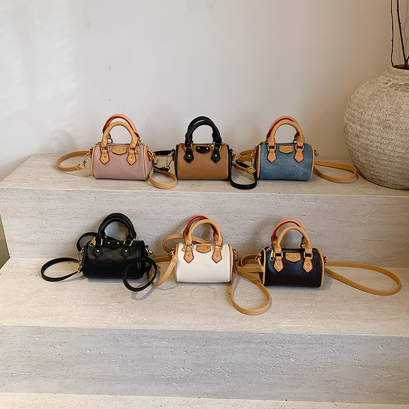 A fashionable mini bag for women, a new retro and trendy casual pillow bag with a high-end accessory, lipstick and loose change bag for women Application Scenario