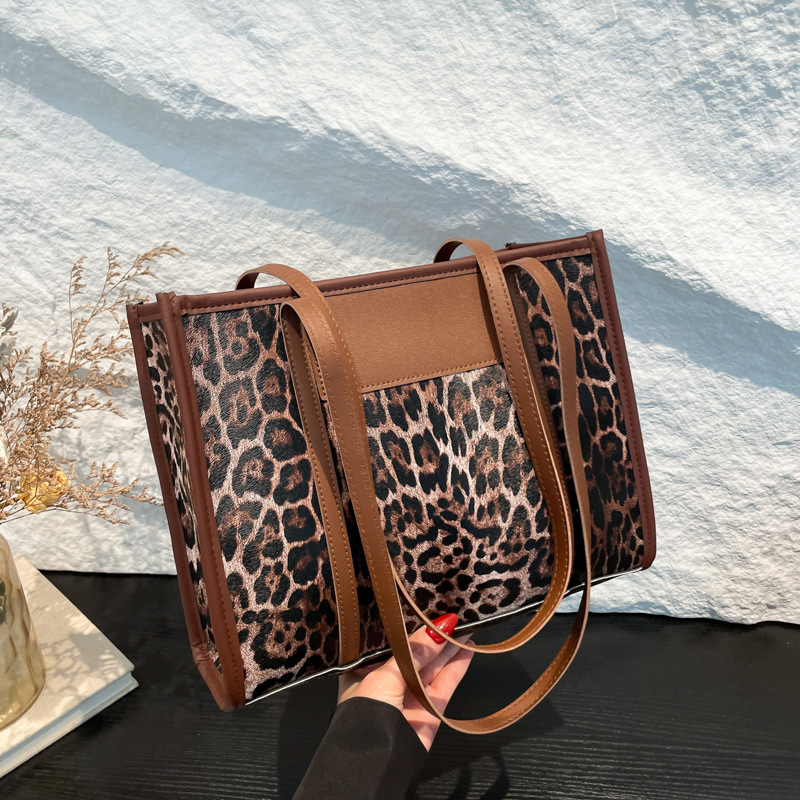 Korean retro large-capacity underarm bag, a new casual tote bag for women in autumn and winter, a high-end commuting single-shoulder bag full figure