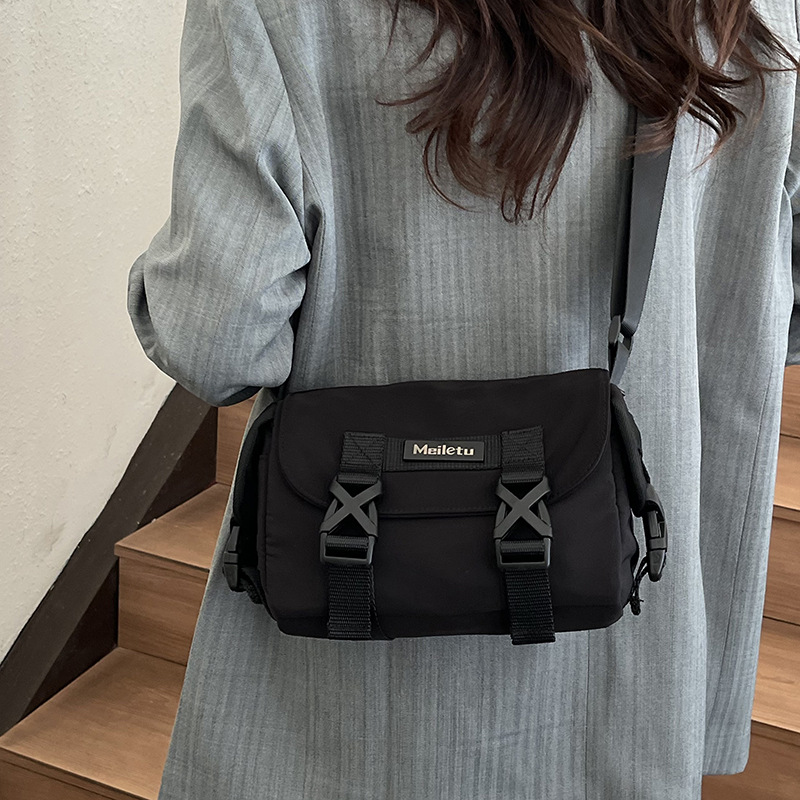 Postman's bag for men, Hong Kong fan car lock lock, cool and neutral crossbody bag, new Spring/Summer 2025 casual single-shoulder bag for women details Picture