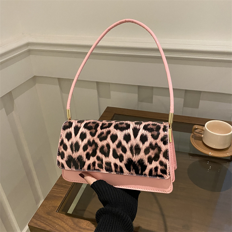 This is a new winter 2024 trendy and niche design for women, featuring a retro, casual and high-quality single-shoulder small square bag full figure