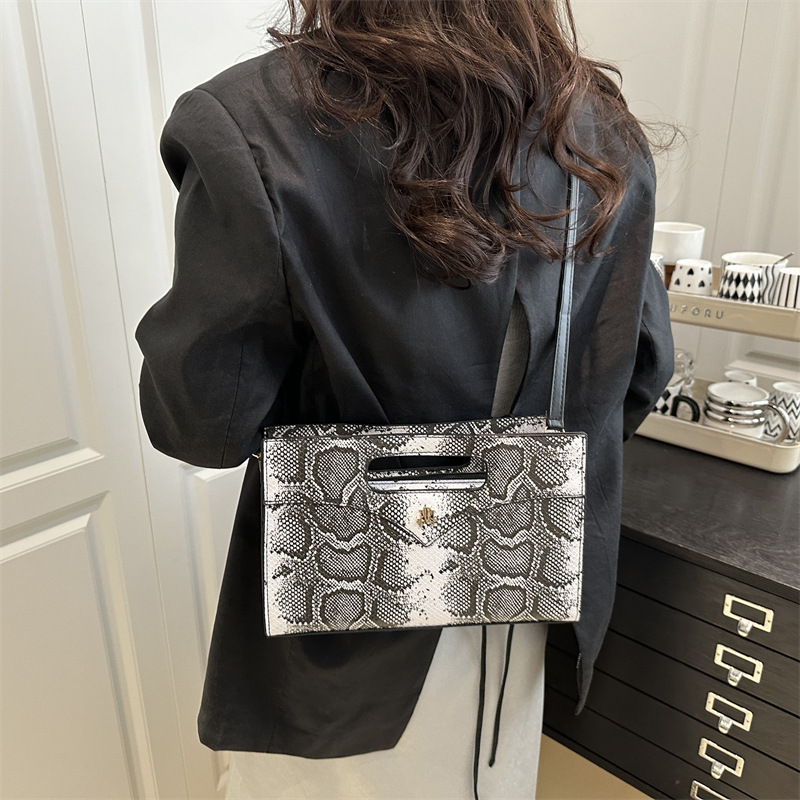 The 2025 new fashionable and trendy design, niche printed large-capacity tote bag, elegant hand-held shoulder crossbody bag for women details Picture
