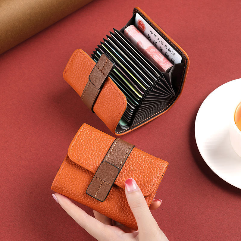 This is a new, compact and popular model for women. It is a two-in-one anti-magnetic driver's license card holder with large capacity and multiple card slots details Picture