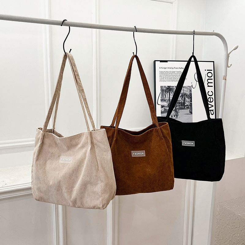 The 2024 new style of casual single-shoulder bag for women is in stock. The simple and stylish textured tote bag and the single-shoulder armpit bag are selling well full figure