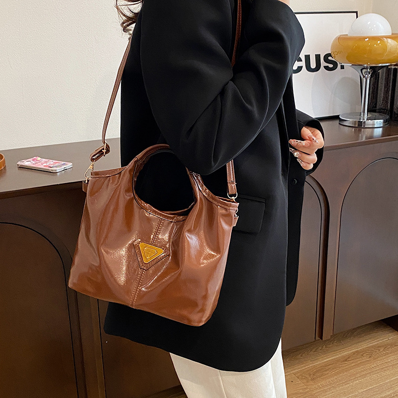 Korean style personalized and fashionable hand-held bucket bag 2024 winter new retro commuter single-shoulder crossbody bag Specification drawing