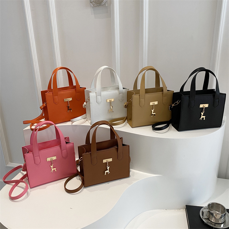 A new large-capacity crossbody bag for Korean-style women in 2025, versatile, fashionable, and stylish in Instagram Application Scenario