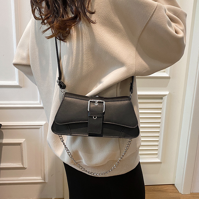 This retro-textured single-shoulder bag is a stylish and simple commuting crossbody small square bag for women in the autumn of 2024 details Picture