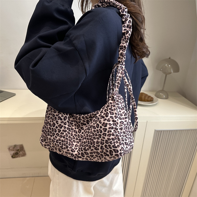 Korean-style leopard print canvas bag, laid-back pleated hand bag, shoulder bag, crossbody bag, large-capacity lightweight cloth bag for commuting Specification drawing