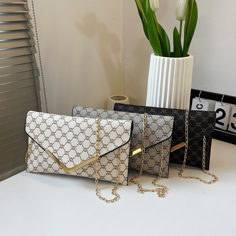 The 2024 new style of the textured and trendy chain bag is a versatile and fashionable evening bag for women. It is also a stylish and individualistic crossbody bag for women Application Scenario