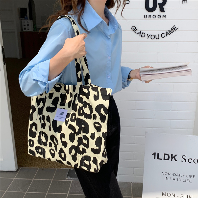 18304 Korean chic style large-capacity canvas bag, simple student single-shoulder bag, contrasting color checkerboard leopard print women's bag Application Scenario