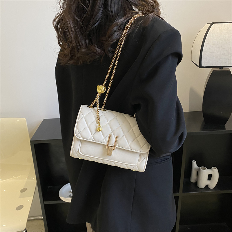 A stylish 2024 new ins diamond-shaped embroidered chain women's bag, a single-shoulder solid color small square bag for female students Specification drawing