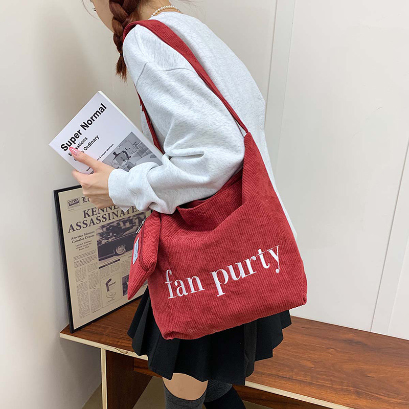 The 2024 new Korean-style simple letter single-shoulder tote bag is a stylish, simple and large-capacity casual commuting bag with a high appearance level details Picture