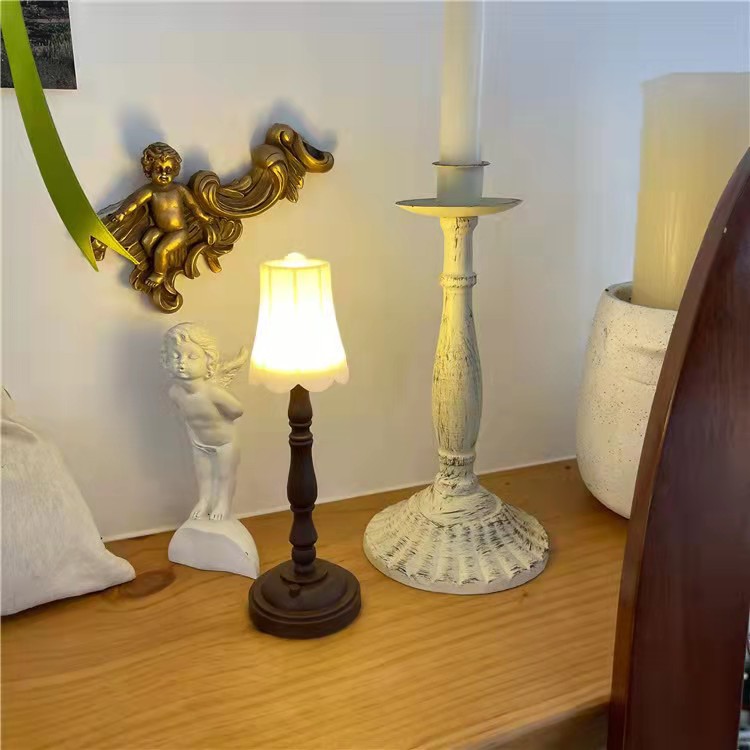Ins-style retro atmosphere night light, cute bedside night light, decorative light, home desktop table lamp, atmosphere light Application Scenario