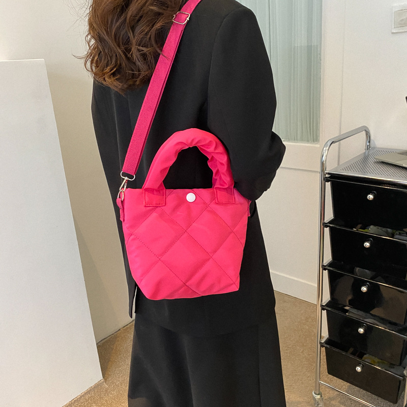 Embroidered thread bag for women 2024 New style, fashionable large-capacity single-shoulder bag, stylish and versatile pleated hand-held crossbody bucket bag Specification drawing