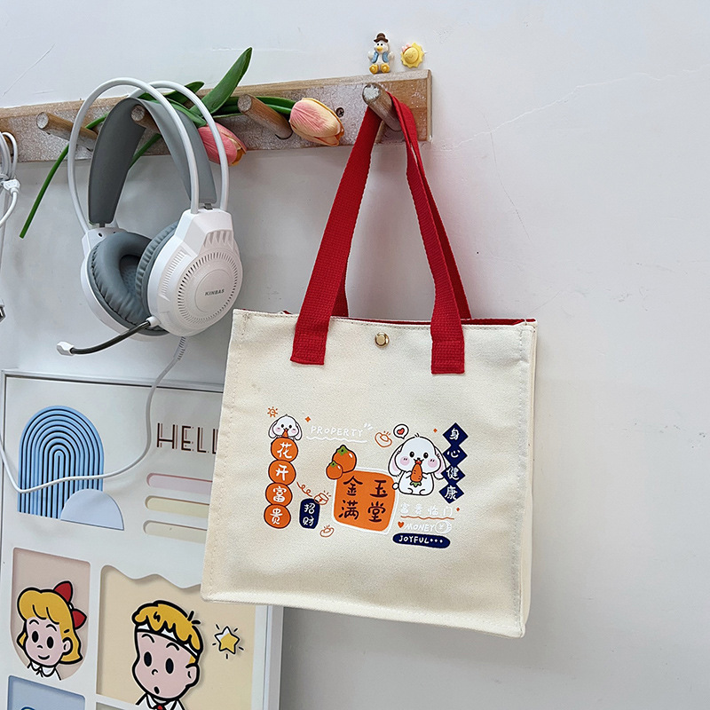 The new canvas bag, "Flower Blooms and Prosperity", is a fashionable and casual small square bag. It's a cute hand-held women's bag with a portable cartoon collection details Picture