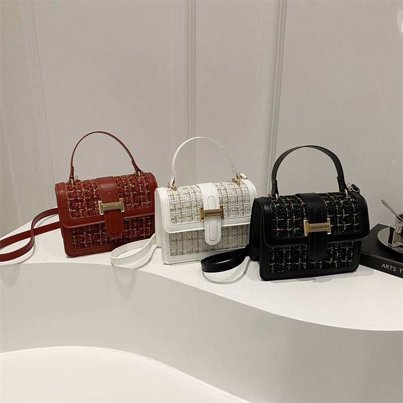 This is a new winter 2024 Korean-style simple and high-quality square women's bag made of woolen checkered fabric Application Scenario