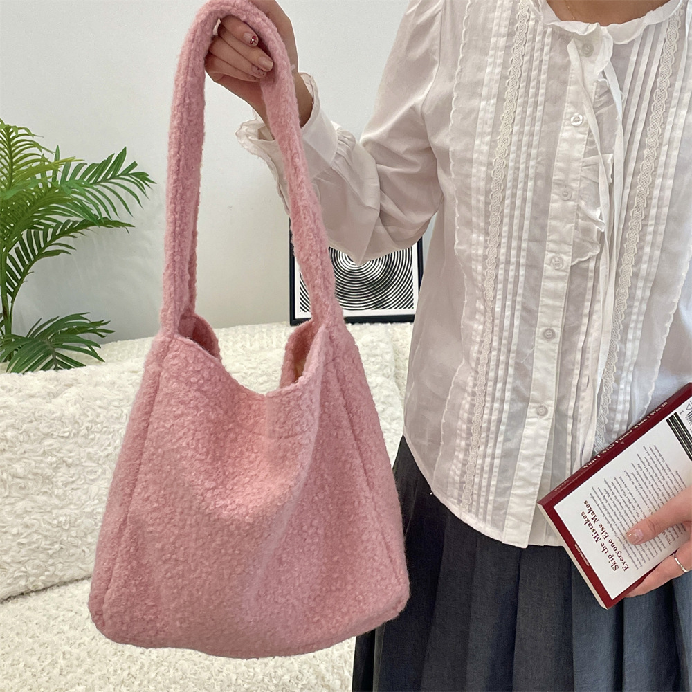 411161 Autumn and Winter new ins style single-shoulder bag, solid color circle fleece tote bag, wine red commuter bag for female students Application Scenario