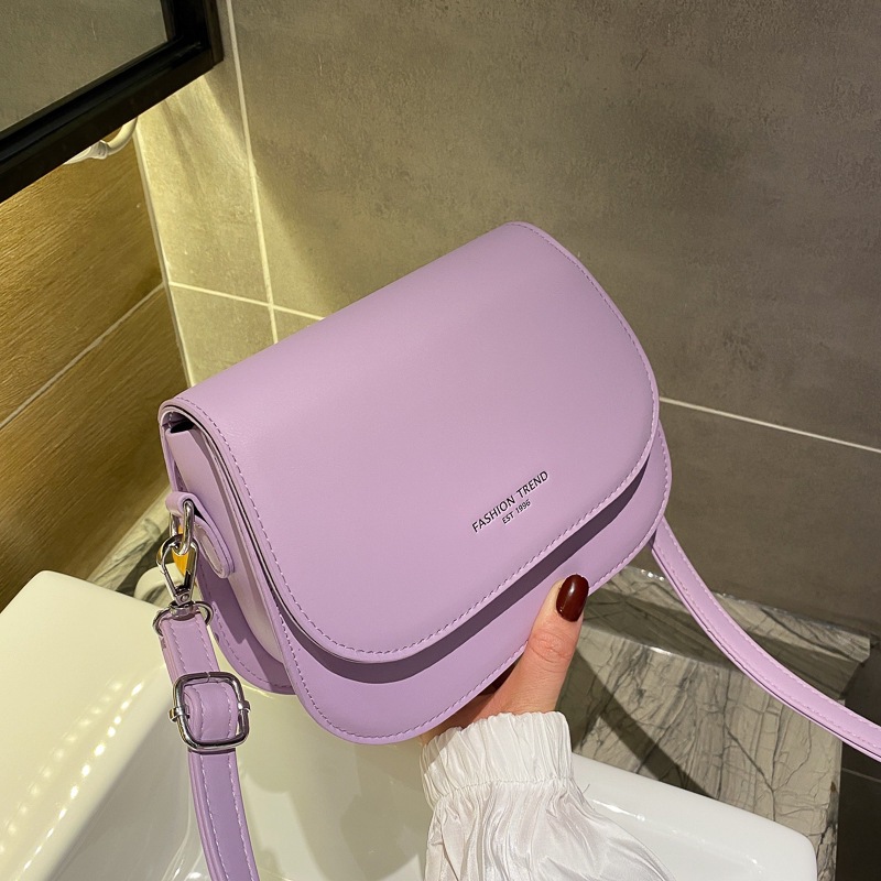 The saddle bag women's crossbody bag is a new trendy summer bag for girls, simple, fashionable and stylish. It's a small single-shoulder bag for girls details Picture