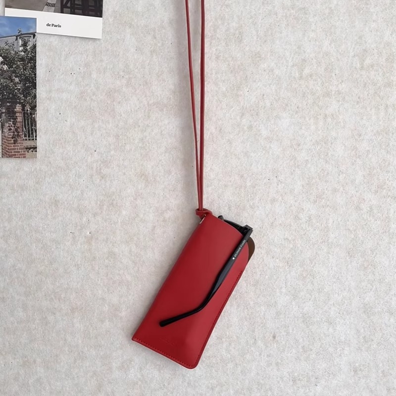 The new leather mini glasses bag for women in 2025, made of top-grain cowhide, is popular this year. It's a mini bag for women to carry diagonally on one shoulder full figure