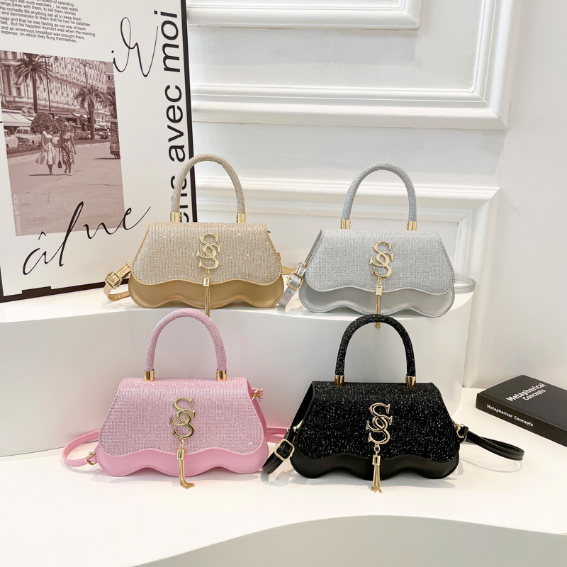 Fashionable, simple and individual small bag for women, Spring 2025 new versatile ins shoulder crossbody bag, small square bag Application Scenario