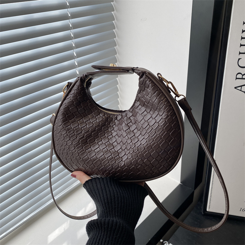 A unique European and American retro simple woven women's bag, a new round single-shoulder crossbody bag for winter 2024, a fashionable handbag full figure