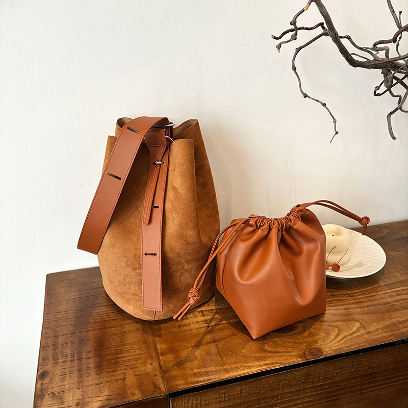 The new 2024 autumn/winter collection features a unique frosted bucket bag with a high-end, versatile and fashionable design. It is a large-capacity single-shoulder crossbody bag full figure