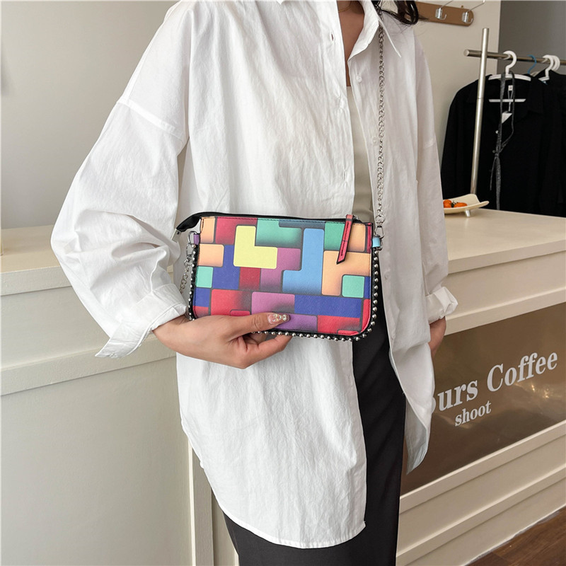 The checkered stylish handbag is a new, simple and fashionable underarm bag for women in 2025. It is a casual, color-blocking single-shoulder small square bag Application Scenario