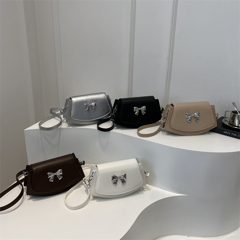 Korean style fashion bag for women 2024 New simple solid color versatile Butterfly commuter bag, high-end and niche crossbody bag Application Scenario