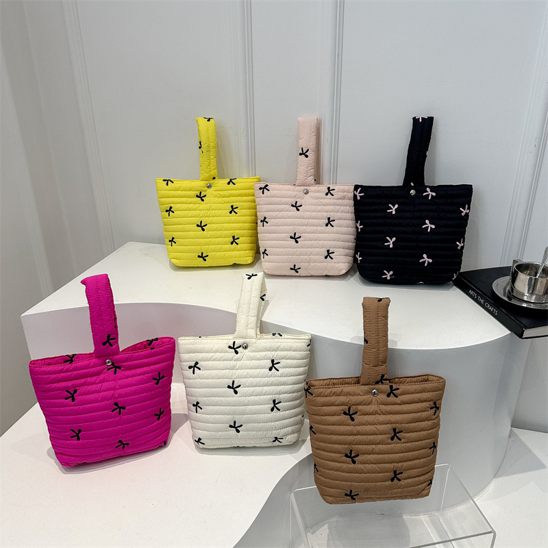Embroidered butterfly cotton jacket bag for women 2024 New lightweight and versatile handbag, embroidered thread bucket bag Application Scenario