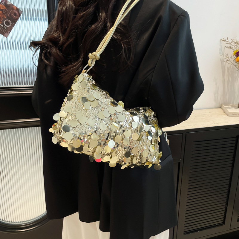 The new 2025 collection features a niche single-shoulder handbag, a trendy sequined, individualistic and fashionable women's bag, and an underarm bag Specification drawing