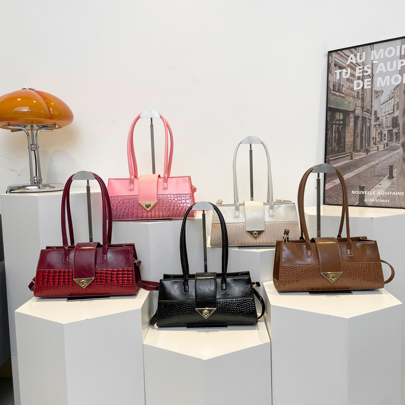 Casual large-capacity women's 2025 new style Korean-style versatile single-shoulder underarm bag, high-end and niche commuting bag Application Scenario