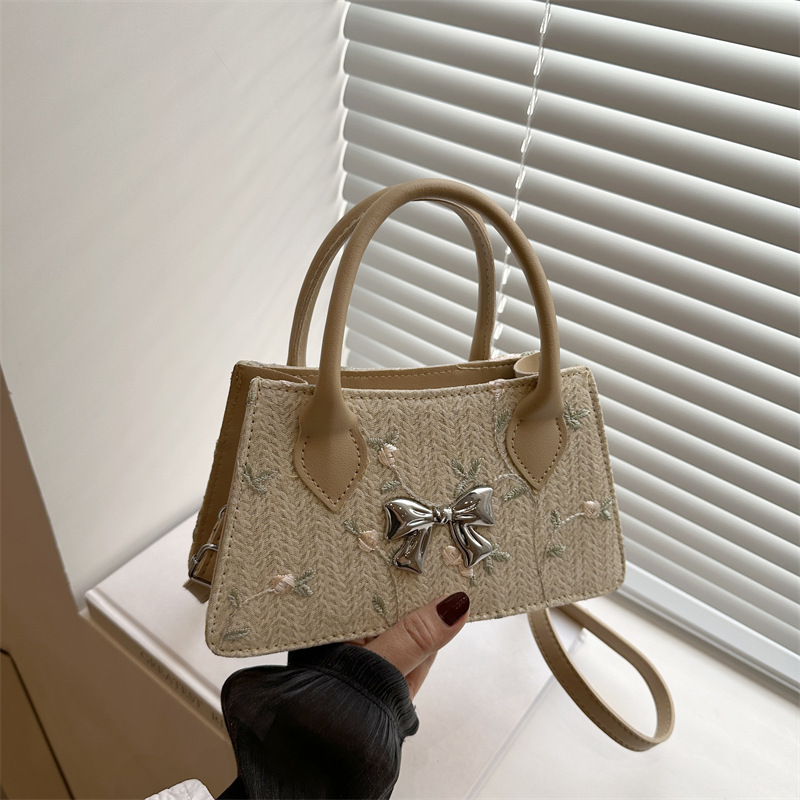 The 2025 new style of straw-woven handbag is a sweet and fashionable single-shoulder bag with flower embroidery. It is a large-capacity hand-held crossbody bag full figure