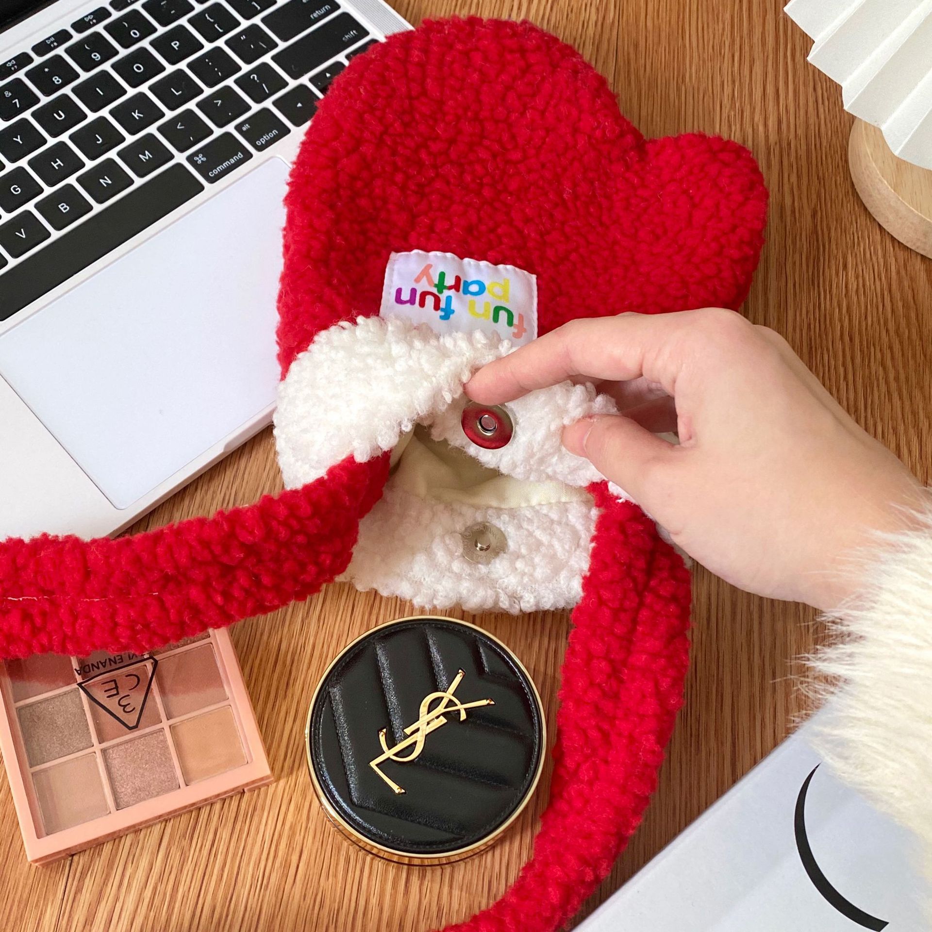 New 2024 Christmas glove crossbody bag, a niche and fashionable New Year's Day red bag, a single-shoulder plush bag, versatile and casual Specification drawing