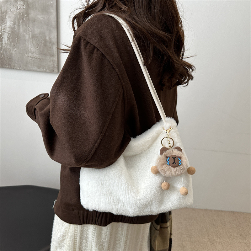 MAO MAO's 2024 new winter trend, stylish and fashionable, with a fluffy, large-capacity single-shoulder underarm bag details Picture