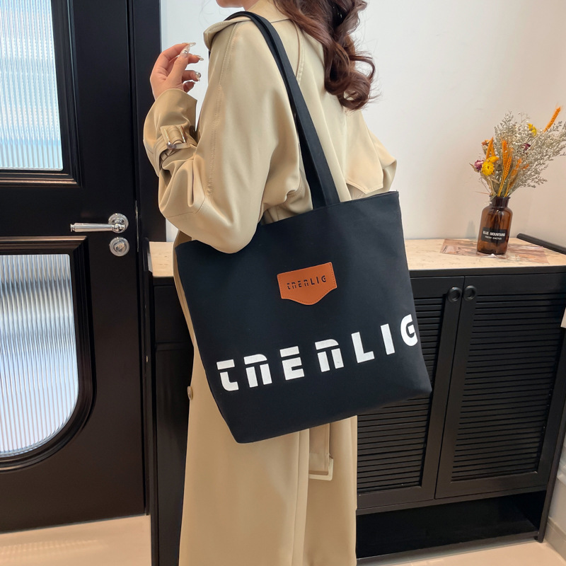A large-capacity canvas bag for women's spring, a new 2025 casual single-shoulder tote bag for college students' commuting to class details Picture