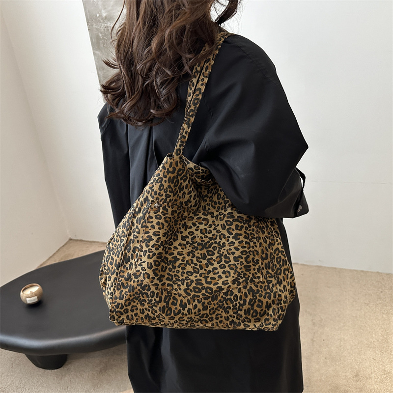 The new cross-border underarm bag for women is set to be launched in the autumn of 2024. It features a large-capacity floral tote bag with a high-quality commuting experience details Picture