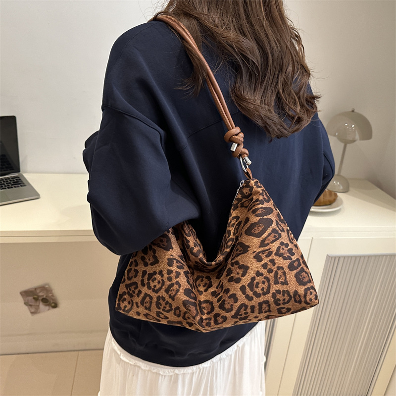 Large-capacity leopard print tote handbag for women, new autumn 2024 collection, casual single-shoulder bag, niche fashion crossbody bag details Picture