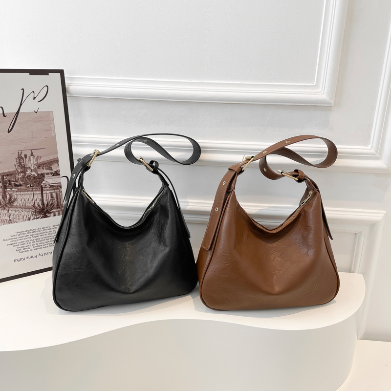 The new high-end large-capacity commuter single-shoulder underarm bag is a versatile winter cross-border trendy crossbody bag Application Scenario