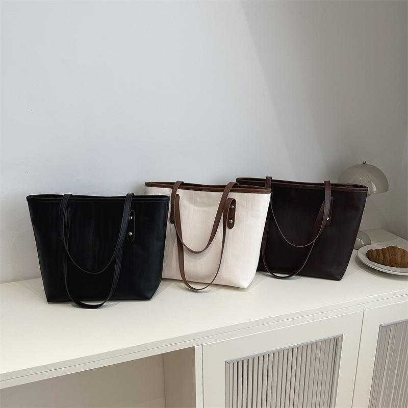 This year, large-capacity bags are in fashion. The new single-shoulder bags for women's 2024 autumn and winter are simple, stylish and have a commuting feel Application Scenario