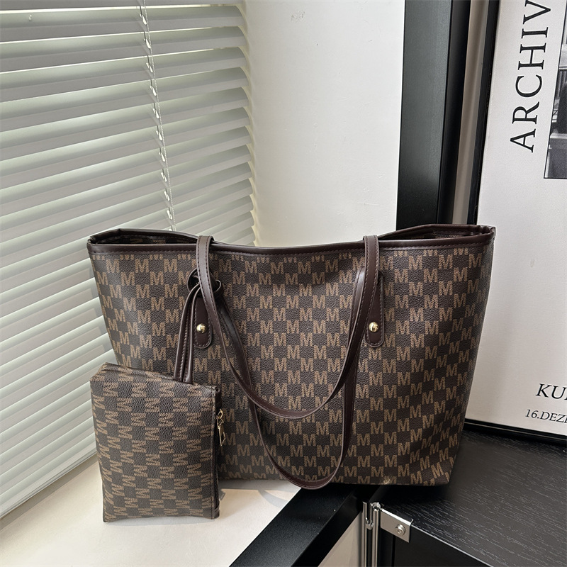 Relaxed and trendy mother-and-child bag 2025 New large-capacity letter printed office commuting bag, single-shoulder tote bag full figure