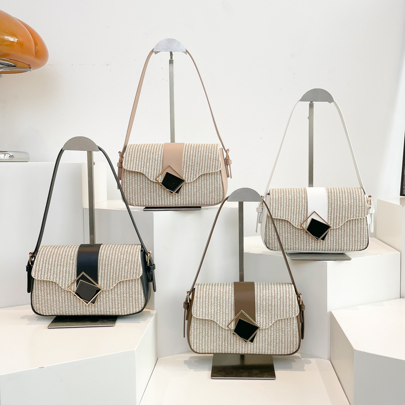 The 2025 new trendy and stylish single-shoulder underarm bag, simple and fashionable commuting small square bag, simple and casual crossbody bag for women Application Scenario