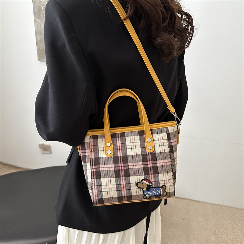 This is a trendy and cute handbag for women's 2024 autumn and winter collection, a versatile and casual crossbody bag details Picture