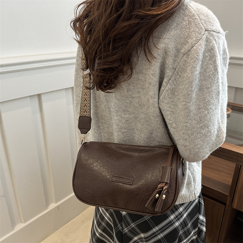 This year, Maillard single-shoulder bags with wide shoulder straps and crossbody pillowcases are popular for women with a high-end retro feel in 2024 Specification drawing