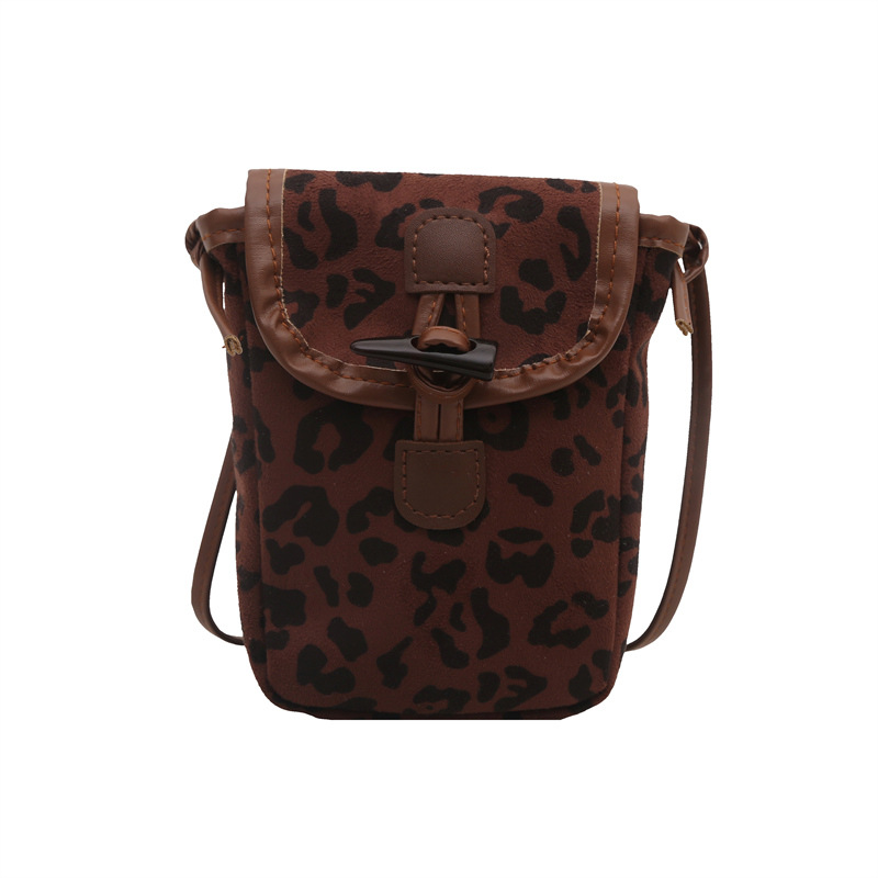 The leopard print underarm bag, a Korean retro and fashionable bucket bag, is a new winter 2024 model with a niche design and a stylish single-shoulder bag Item Picture