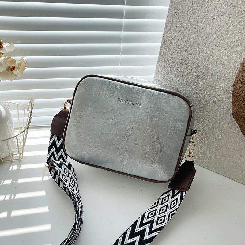 Spring 2025 new camera bag, wide shoulder strap, single-shoulder bag, color-blocking small square bag, fashionable, simple and stylish crossbody bag for women full figure