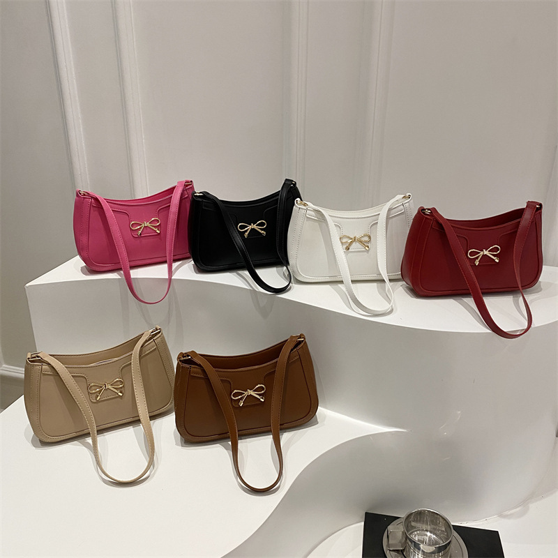 High-end texture, versatile underarm small bag, women's bag 2025 new style, fashionable hand-held shoulder bag, stylish baguette bag Application Scenario