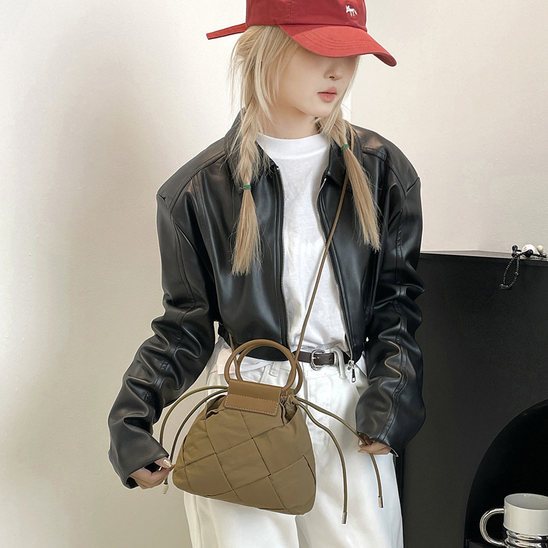 ColorfulFox small bag, a niche ins design hand-held woven bag, is fashionable, mini and lightweight, and is a single-shoulder crossbody bag full figure