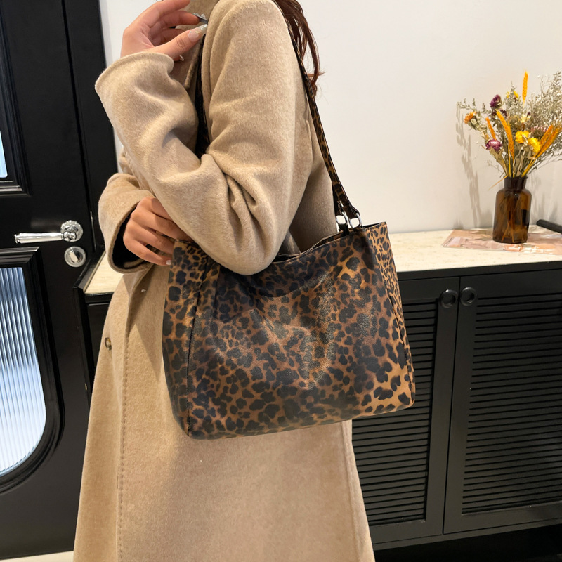 High-end leopard print tote bag for women's winter, large-capacity, high-quality women's bag, fashionable and versatile, commuting single-shoulder bag Specification drawing