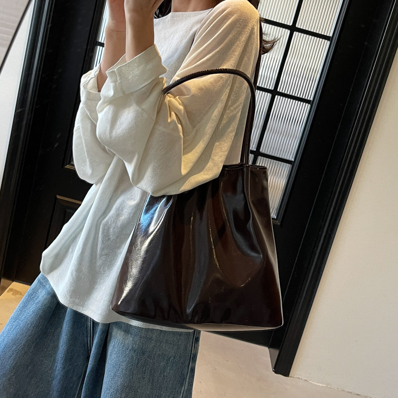 High-end oil-leather casual underarm large-capacity tote bag for women, 2024 new retro commuter fashion single-shoulder bag details Picture