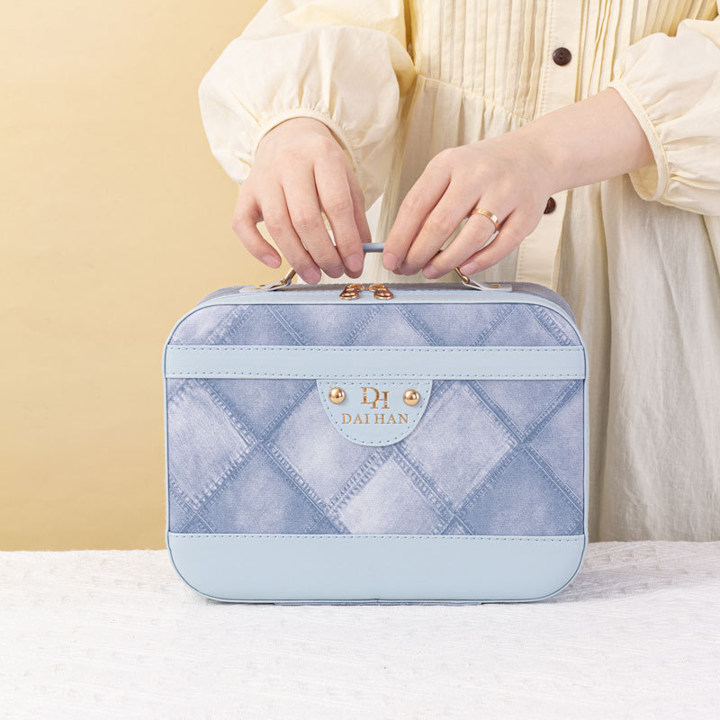 Wholesale of new fashionable large-capacity makeup bags, portable toiletry bags, souvenirs and hand-held makeup cases by beauty experts Application Scenario