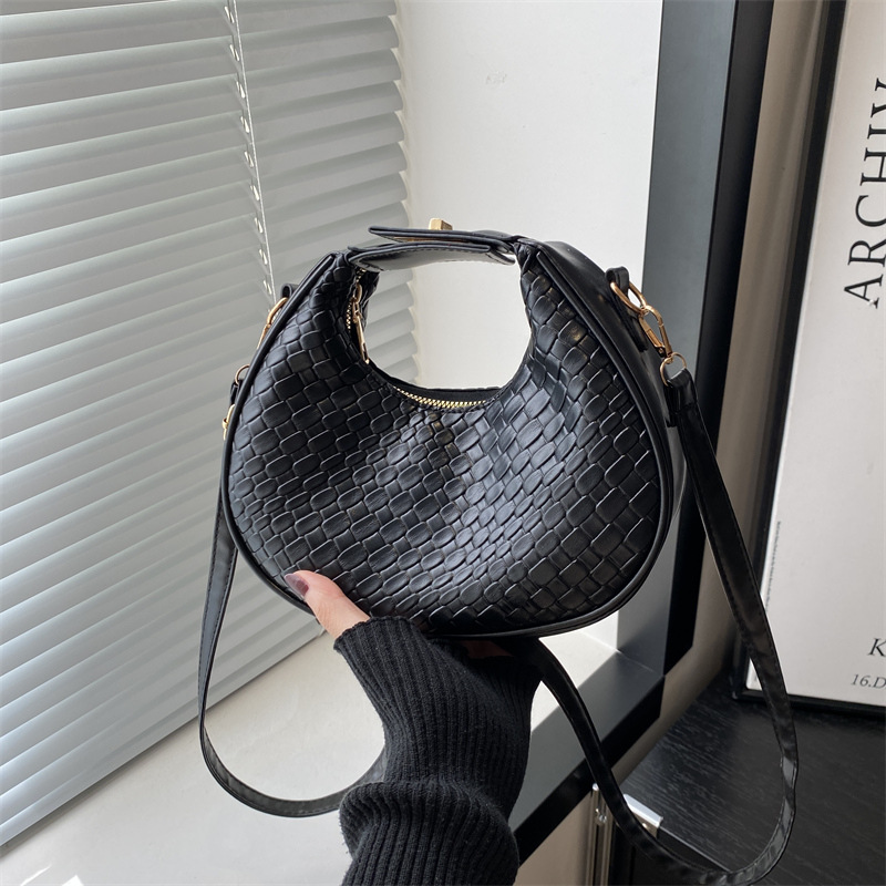 A unique European and American retro woven pattern, simple and solid color, new spring 2025 large-capacity crossbody single-shoulder handbag for women full figure
